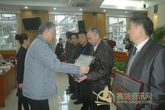 省鸽协名誉主席郭炎同志为获奖单位颁奖. 省鸽协名誉主席郭炎同志为获奖单位颁奖.