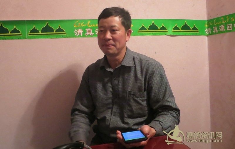 马殿友获冠后仍然不肯面对镜头,羞涩的面容没能掩饰住内心的喜悦。 马殿友获冠后仍然不肯面对镜头,羞涩的面容没能掩饰住内心的喜悦。