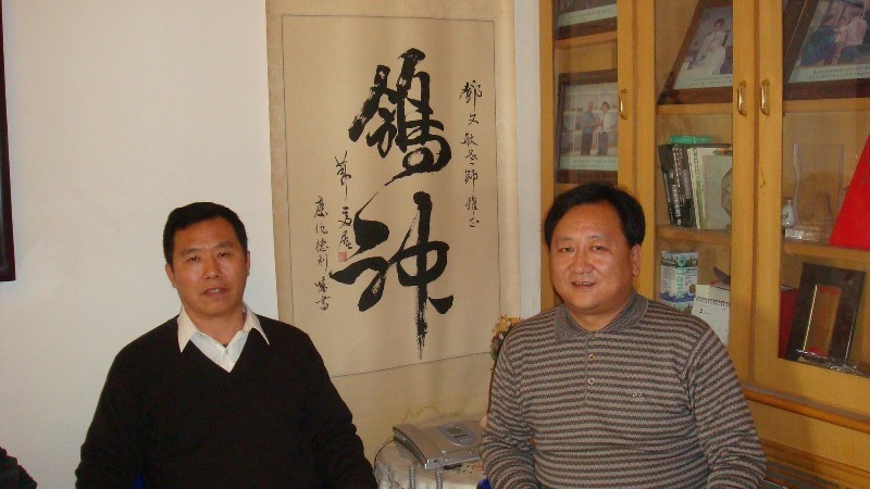 公棚老总在天津与著名养鸽家邓文明先生留影_